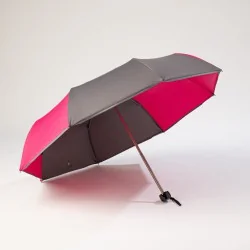 Mini-Regenschirm in Grau und Rosa, von vorne geöffnet