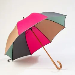 Mehrfarbiger Stockschirm, von vorne geöffnet