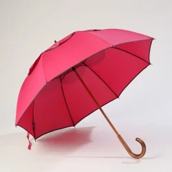 Rosa Regenschirm mit grauer Schrägstreifen, vorne offen