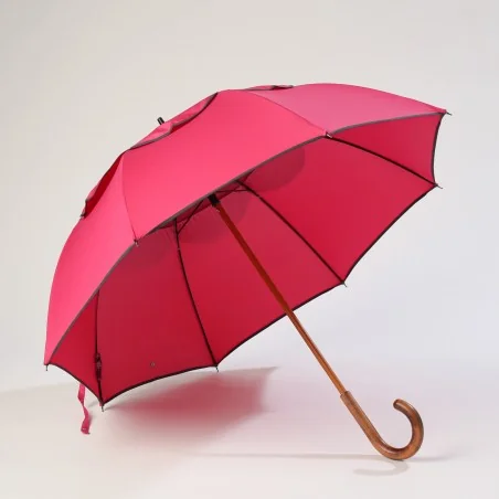 Rosa Regenschirm mit grauer Schrägstreifen, vorne offen