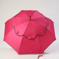 Rosa Regenschirm mit grauer Schrägstreifen, offen