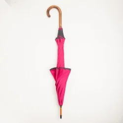 Rosa Regenschirm mit grauer Schrägstreifen, geschlossen