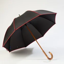 Schwarzer Stockschirm mit rotem Rand, vorne zu öffnen