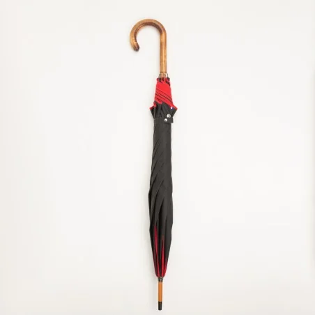 Schwarzer Stockschirm mit rotem Rand, geschlossen
