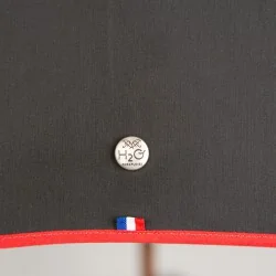 Schwarzer Stockschirm mit roter Einfassung, Detail