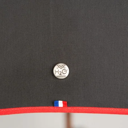 Schwarzer Stockschirm mit roter Einfassung, Detail