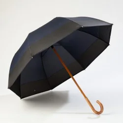 großer marineblauer Regenschirm, seitlich geöffnet