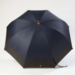 großer marineblauer Regenschirm, geöffnet