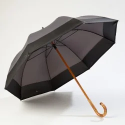 Großer grauer Regenschirm, vorne geöffnet