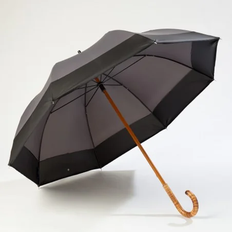 Großer grauer Regenschirm, vorne geöffnet