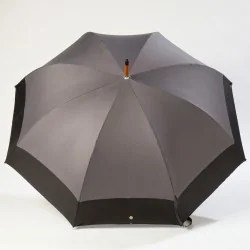Großer grauer Regenschirm, geöffnet
