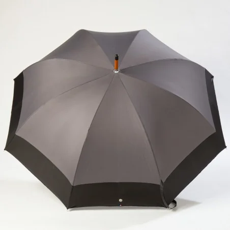 Großer grauer Regenschirm, geöffnet