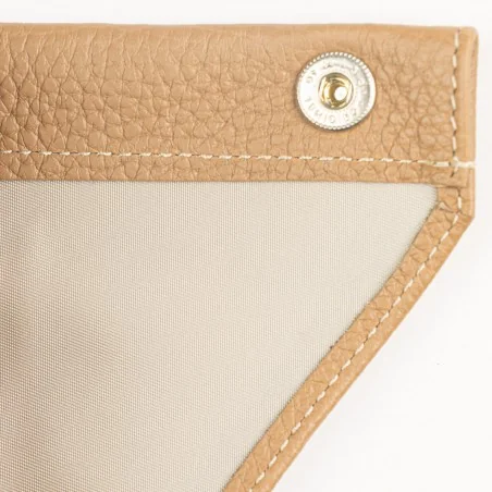 Druckknopf der Lederscheide