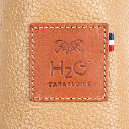 Logo H2o Regenschirme auf der Lederscheide in den Farben Desierto und Whisky