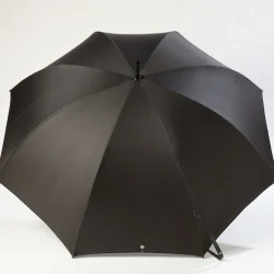 Schwarzer Golfschirm, offen