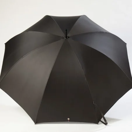 Schwarzer Golfschirm, offen
