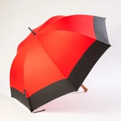 Roter Golfschirm, seitlich geöffnet