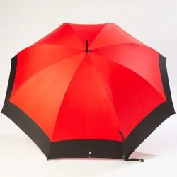 Roter Golfschirm, geöffnet