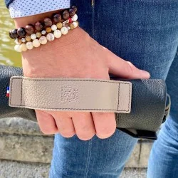 Fourreau en cuir noir et taupe pour parapluie mini, porté