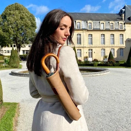 Parapluie pliant dans son fourreau en cuir desierto et whisky
