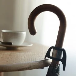 porte parapluie, accroché à une table
