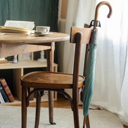 Porte parapluie, sur une chaise